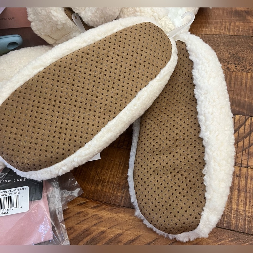 NWT Target Cozy Slipper Socks w Grip Faux Fur Shearling Off White - Picture 7 of 9
